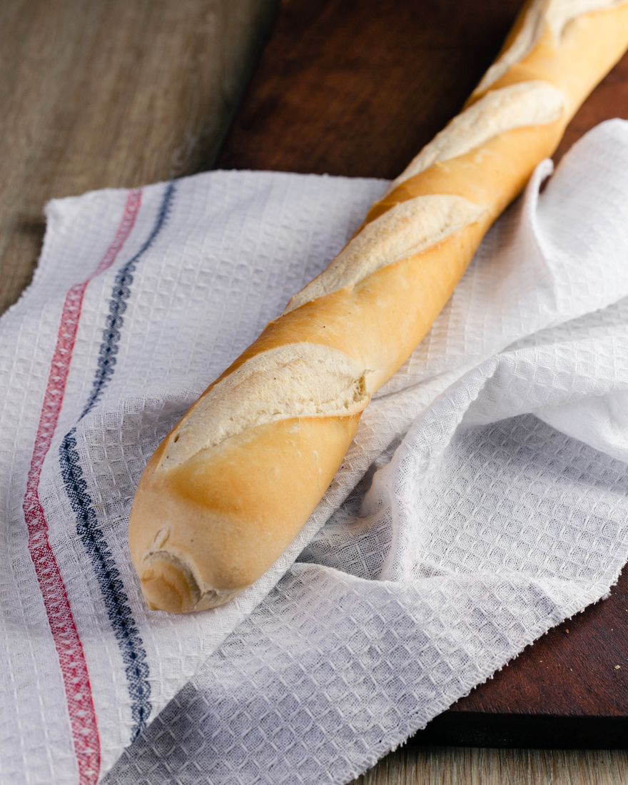 Baguette de masa madre sobre un lienzo