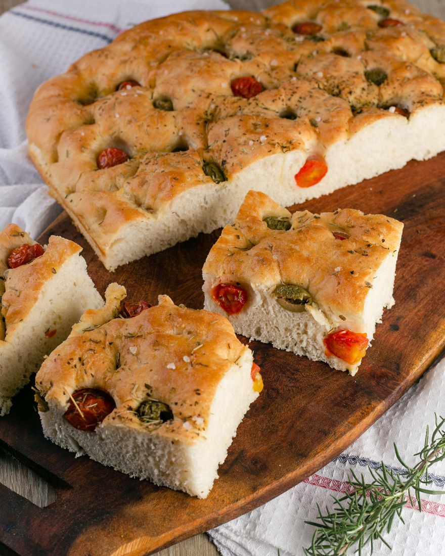 Focaccia con tomates cherry, aceitunas y romero
